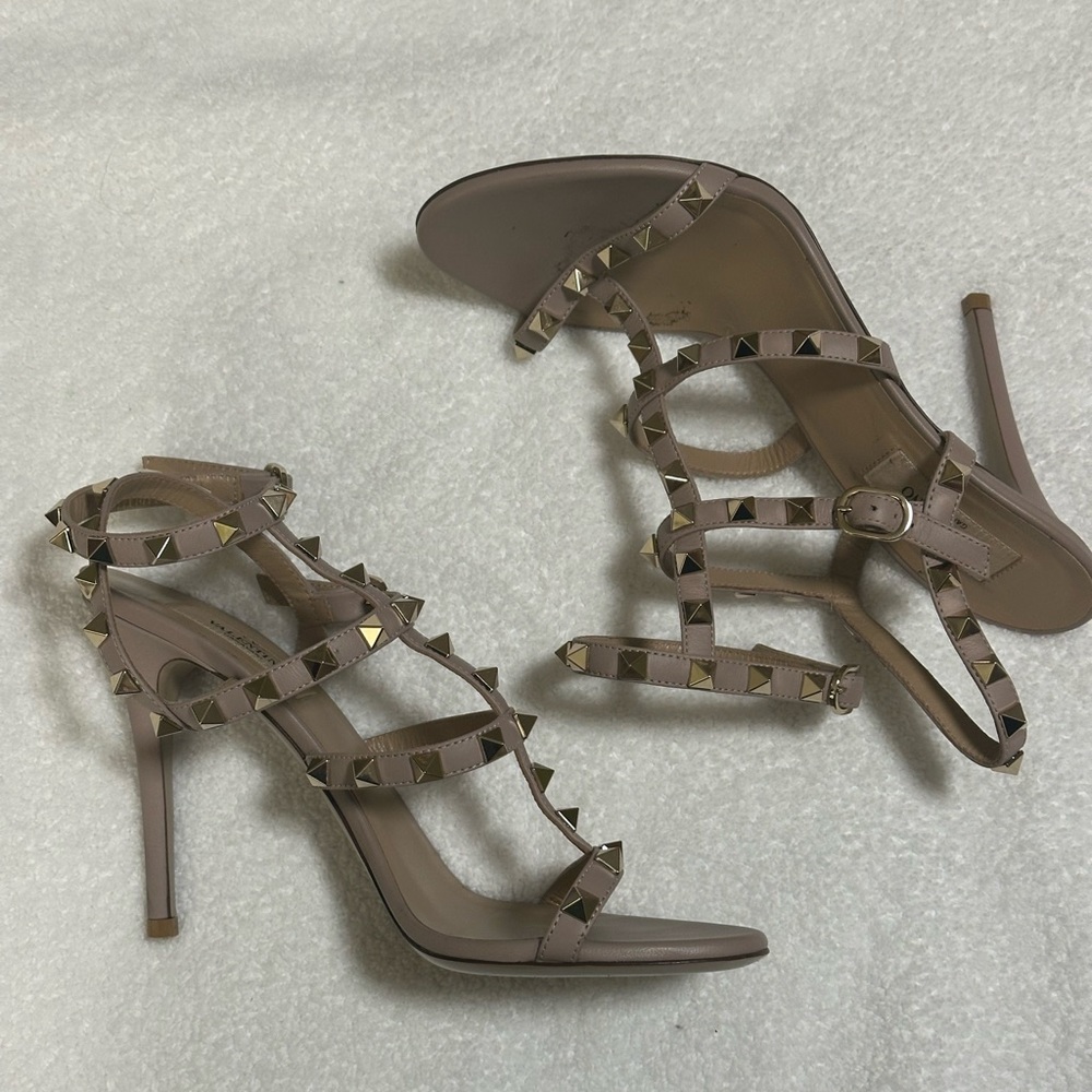 Valentino Garavani Rockstud Ankle Strap Pump Sandal Tan
